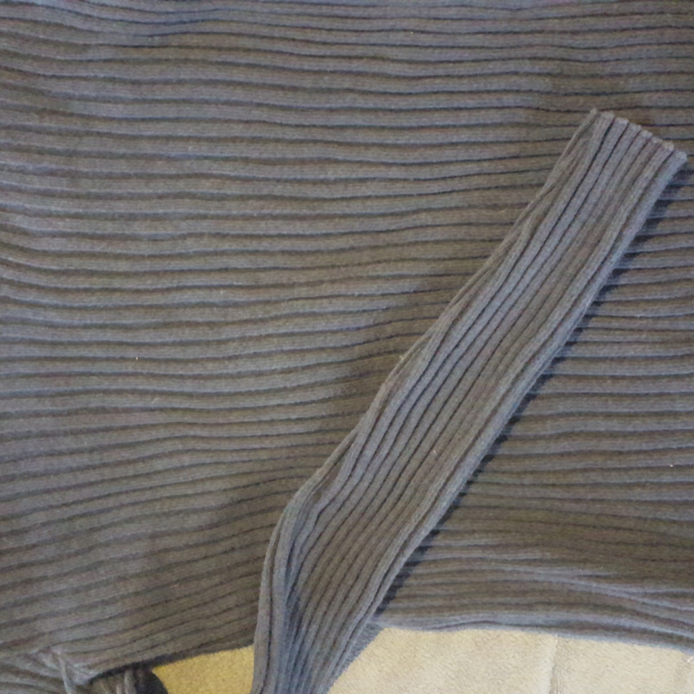 Medium sweater - Picture 2 of 2